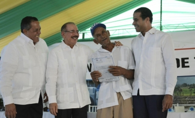 Danilo entrega 870 certificados de títulos en Monte Plata