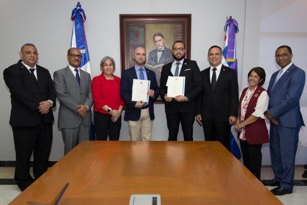 Desde la izquierda, el consejero Leonardo Recio Tineo, el magistrado Justiniano Montero, juez de la Suprema Corte de Justicia; la doctora Eglys Esmurdoc Castellanos, exjueza de la SCJ; los magistrados ganadores Henry Valentín Domínguez y Jorge T. Brown, el magistrado Luis Henry Molina Peña, presidente de la Suprema Corte de Justicia; la consejera Nancy I. Salcedo y el consejero Stanislao Rodríguez Ferreira.  