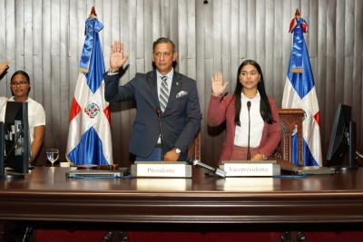 Diputado de Santiago lleva decenas de jóvenes al Congreso como diputados por un día